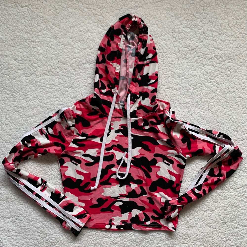 Feathers cropped lightweight hoodie size Jr Medium Pink Camo